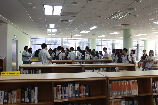 石碇高中圖書館導覽