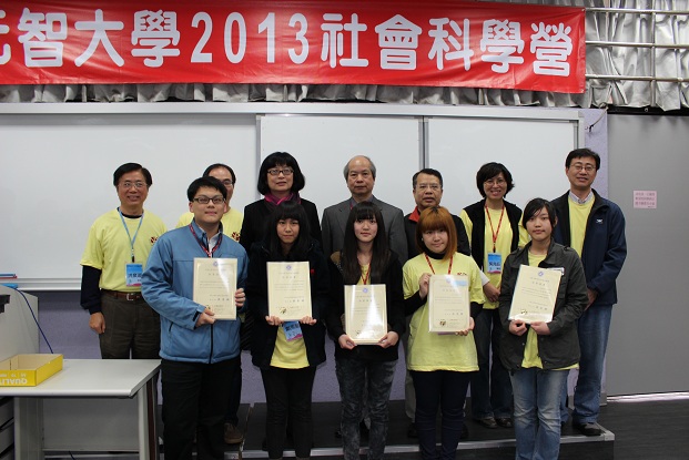 社科營結訓各組組長領研習證書